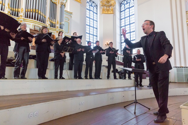 Edzard Burchards mit Vokalensemble